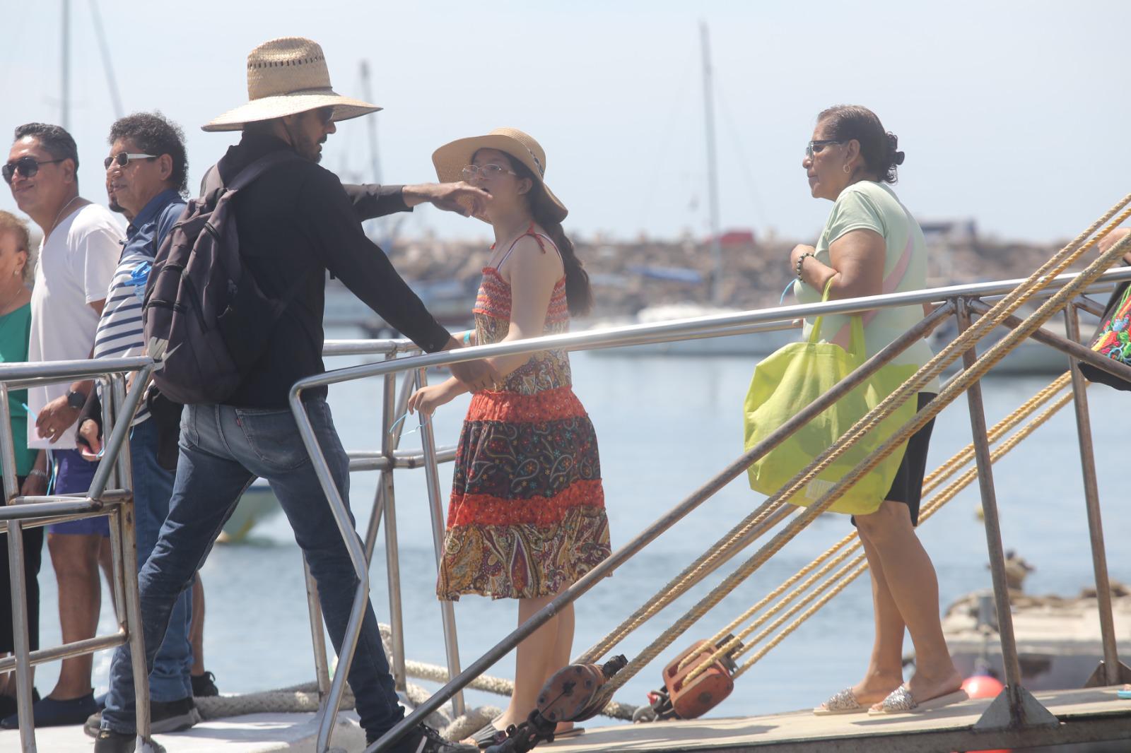 $!Activa turismo nacional los paseos en catamaranes este Sábado de Gloria en Mazatlán