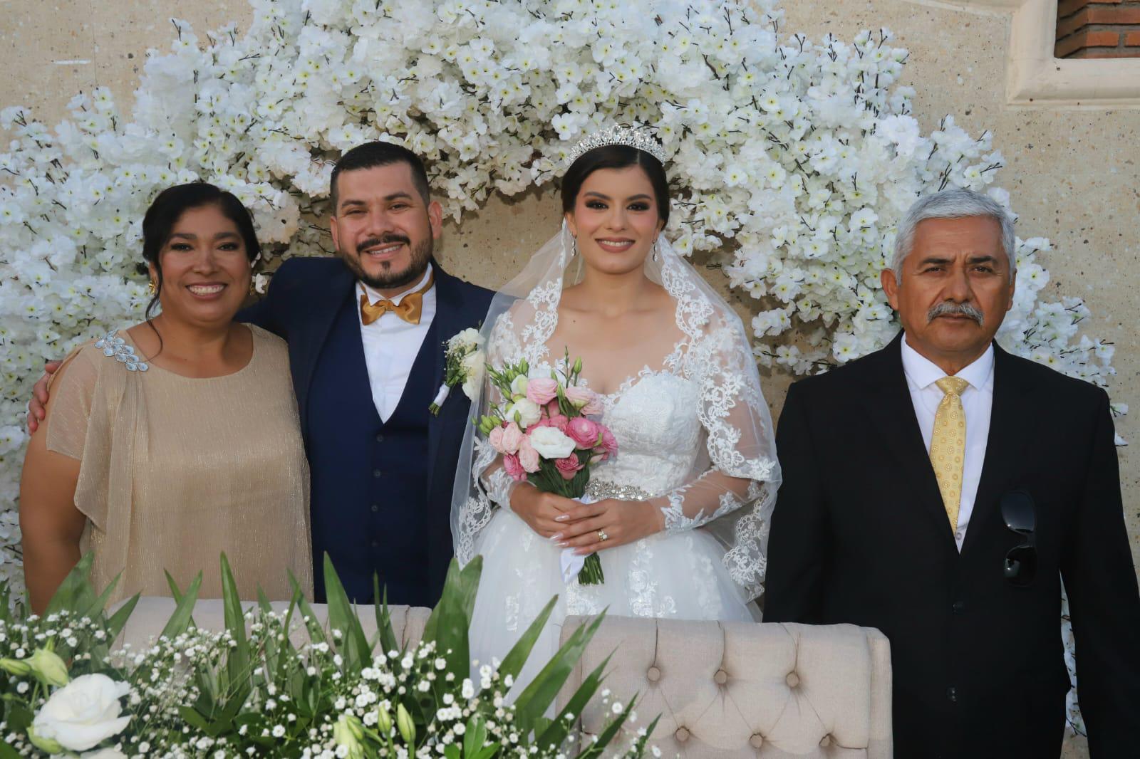 $!La pareja entre Amelia Sánchez Rentería y Gregorio Castillo Villegas, papás del novio.