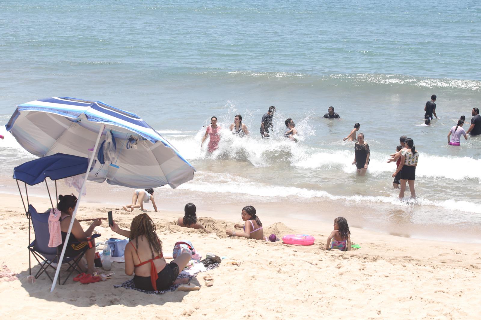 $!Se refrescan en las playas y balnearios de Mazatlán durante el último domingo de julio