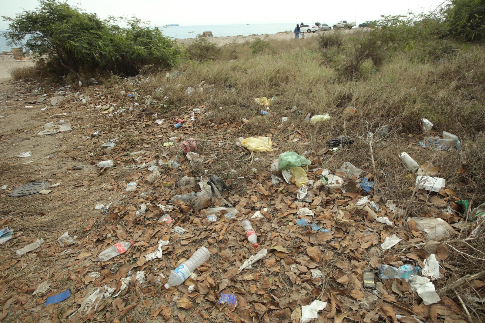 $!Escollera del Faro presenta grave problema de basura en la zona