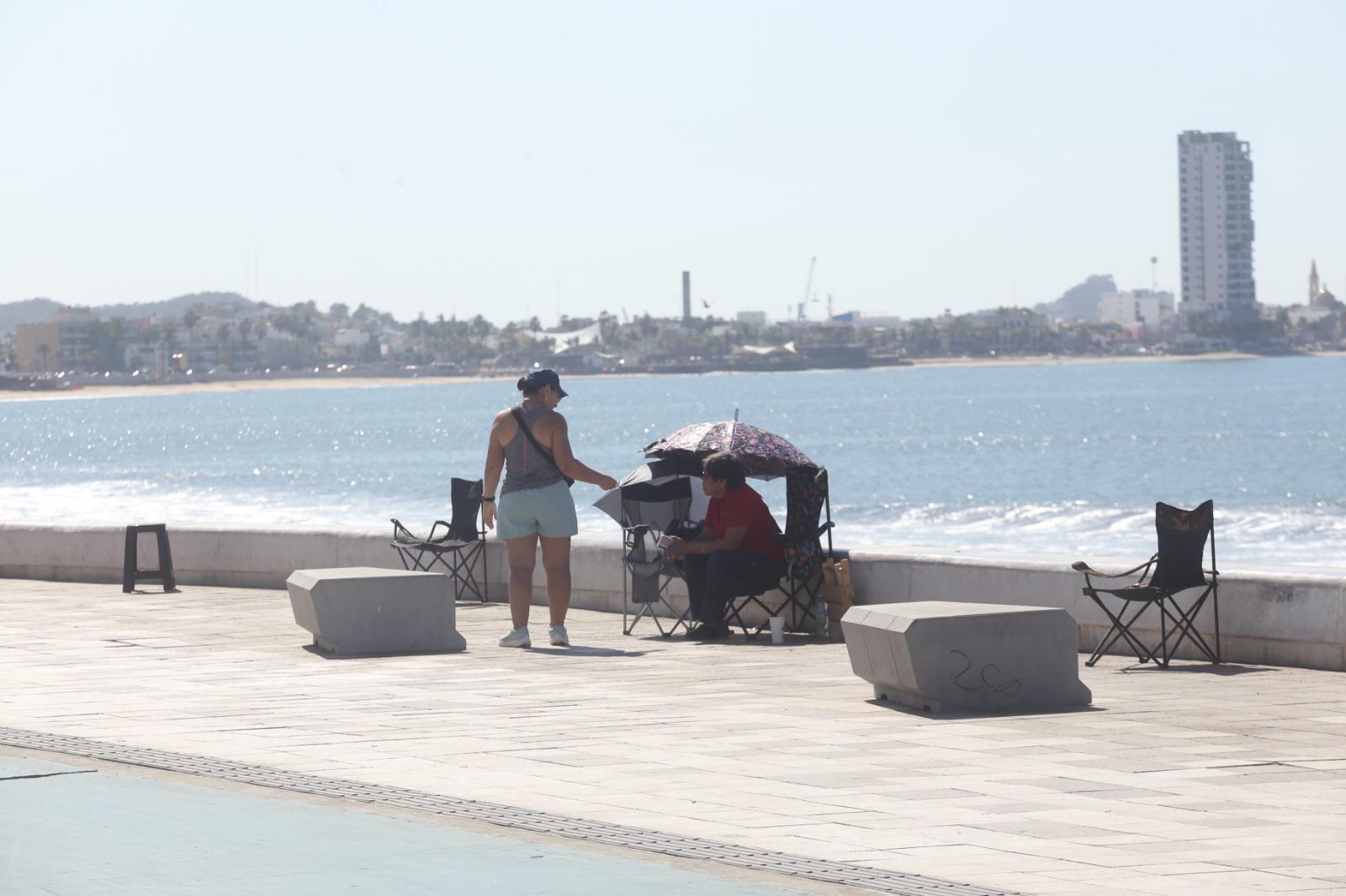 $!Aumentan personas que apartan su lugar en el malecón para el primer desfile del Carnaval
