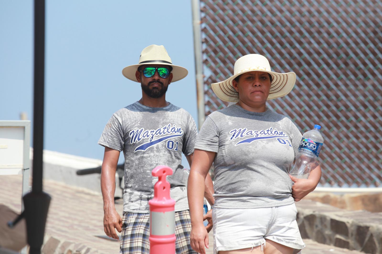 $!A pesar del calor, el Faro Mazatlán es uno de los lugares más visitados por turistas