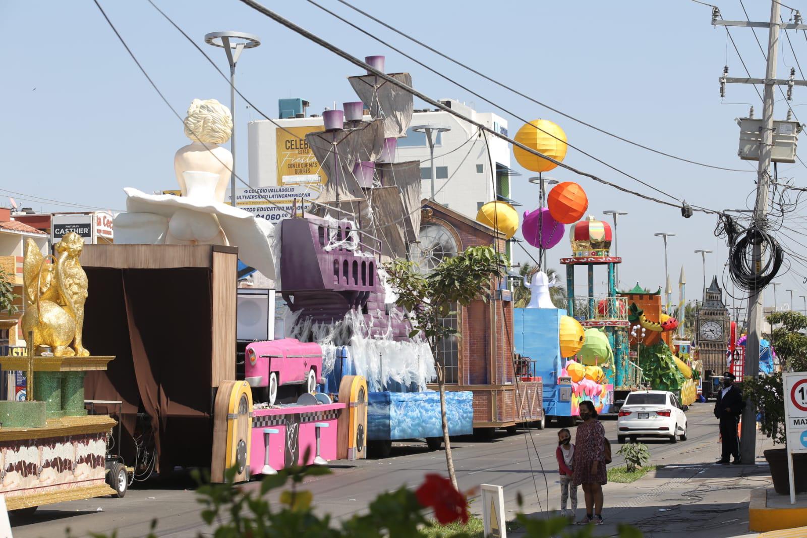 $!Carros alegóricos del Carnaval de Mazatlán permanecen en la Rafael Buelna y se alenta el tráfico en la zona