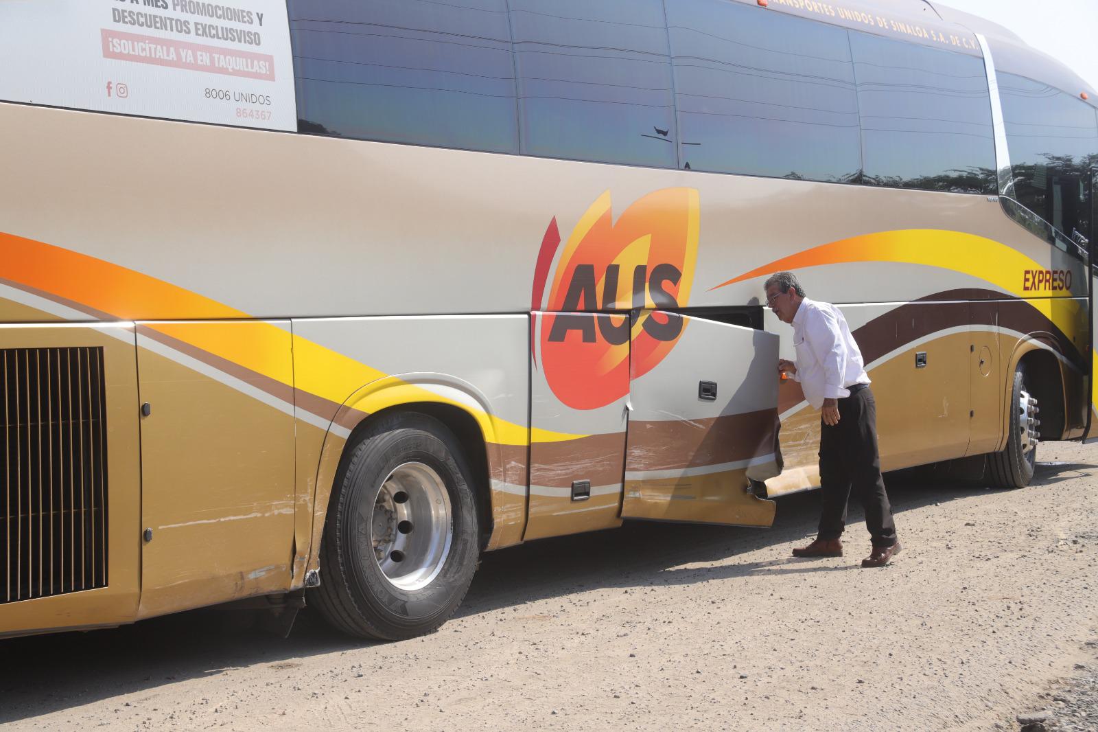 $!Choca automóvil contra un autobús de pasajeros en Mazatlán