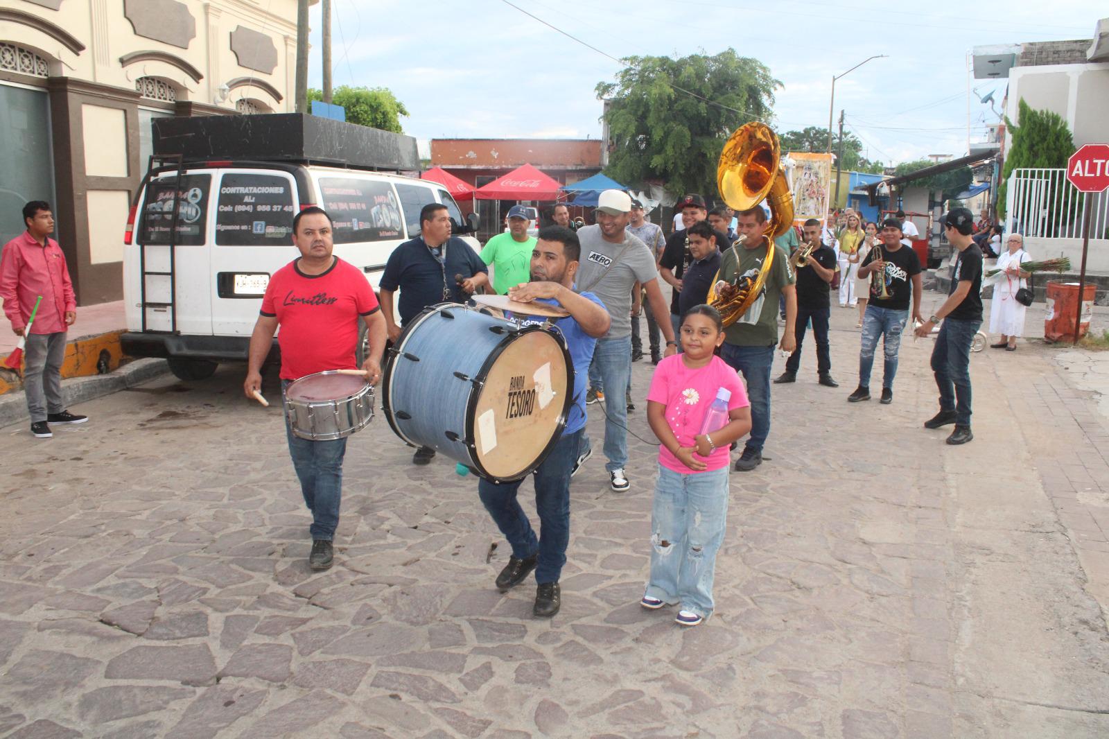 $!Comerciantes peregrinan para pedir a la Virgen del Rosario que vuelva la paz y con ella la prosperidad a sus negocios