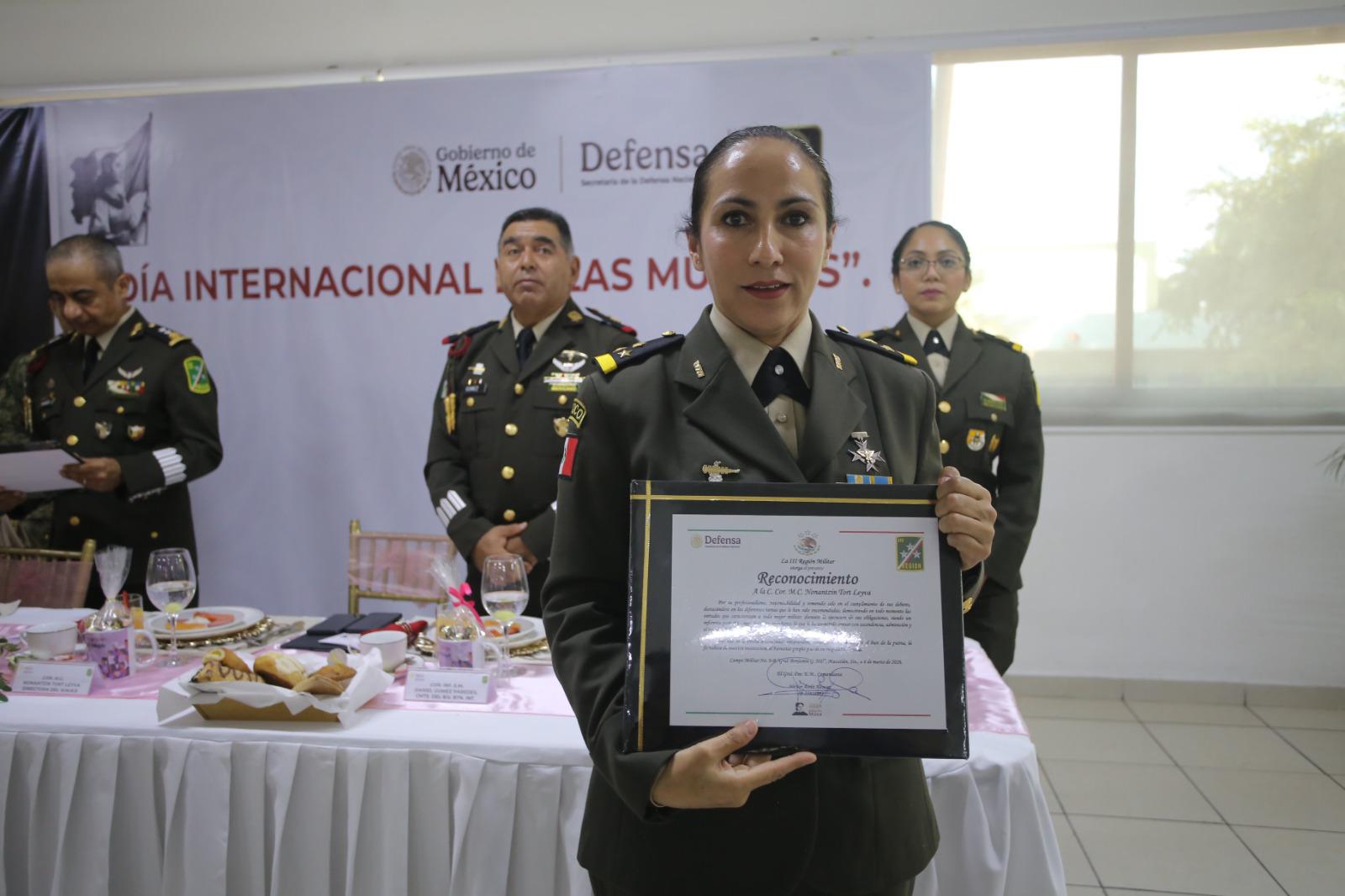 $!Reconoce Fuerzas Armadas de México a personal militar femenino en la III Región Militar