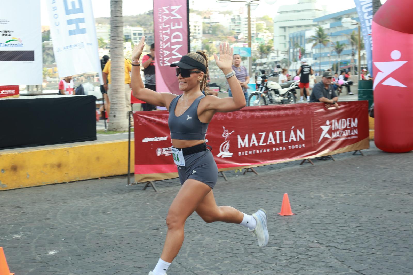 $!Jesús y Norma Labrador imponen su ley en la Carrera Roja 2026 en Mazatlán