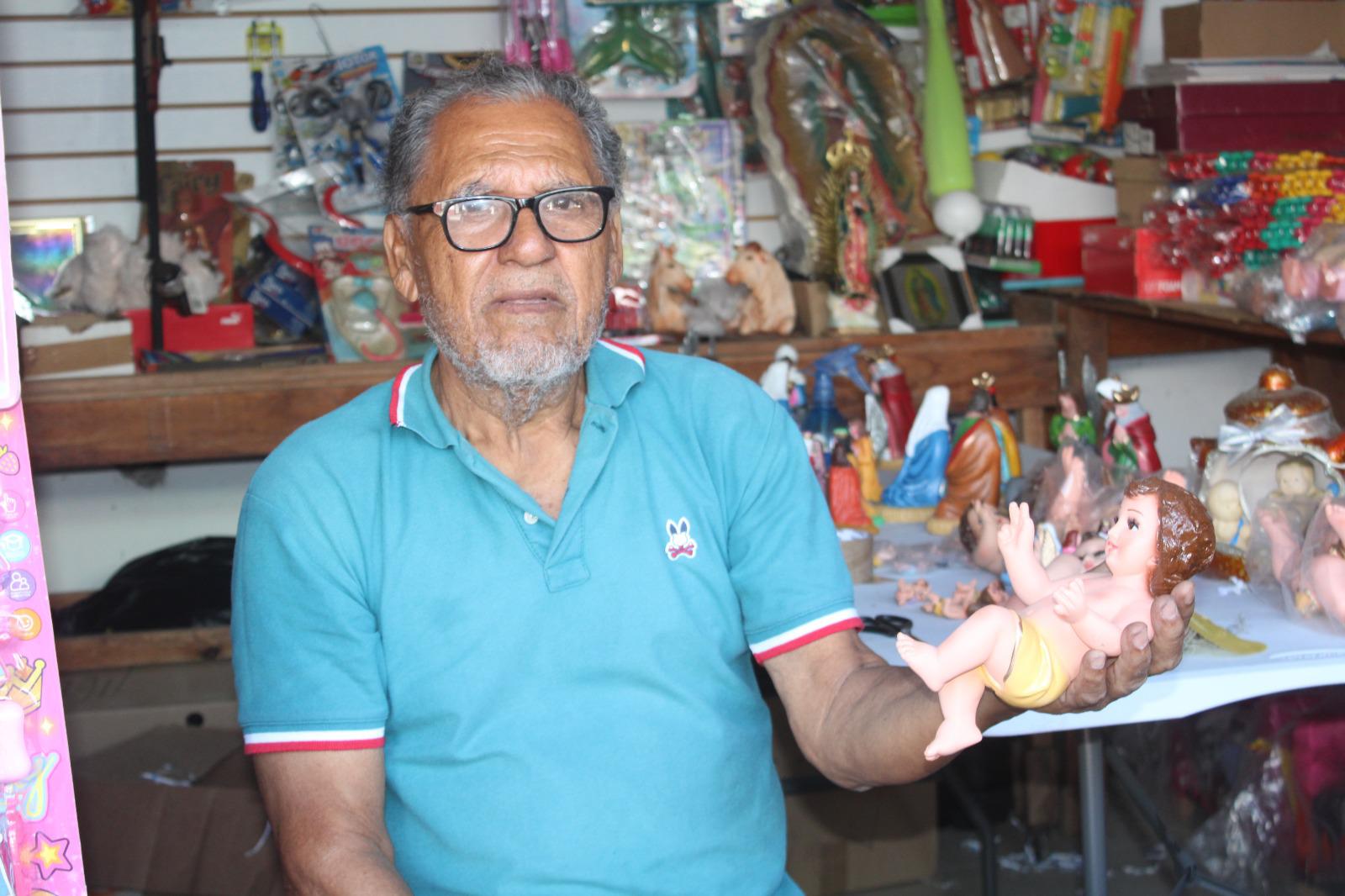 $!Desde hace 25 años, Jesús apuesta por la venta de nacimientos y juguetes tradicionales en Rosario