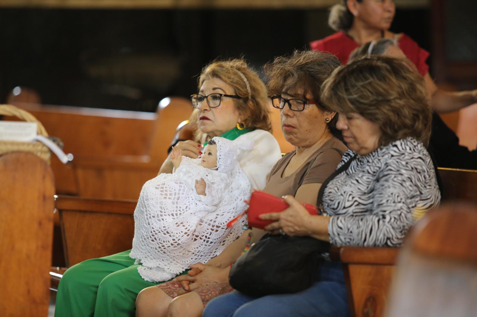 $!Bendicen las velas y al Niño Dios en Catedral de Mazatlán