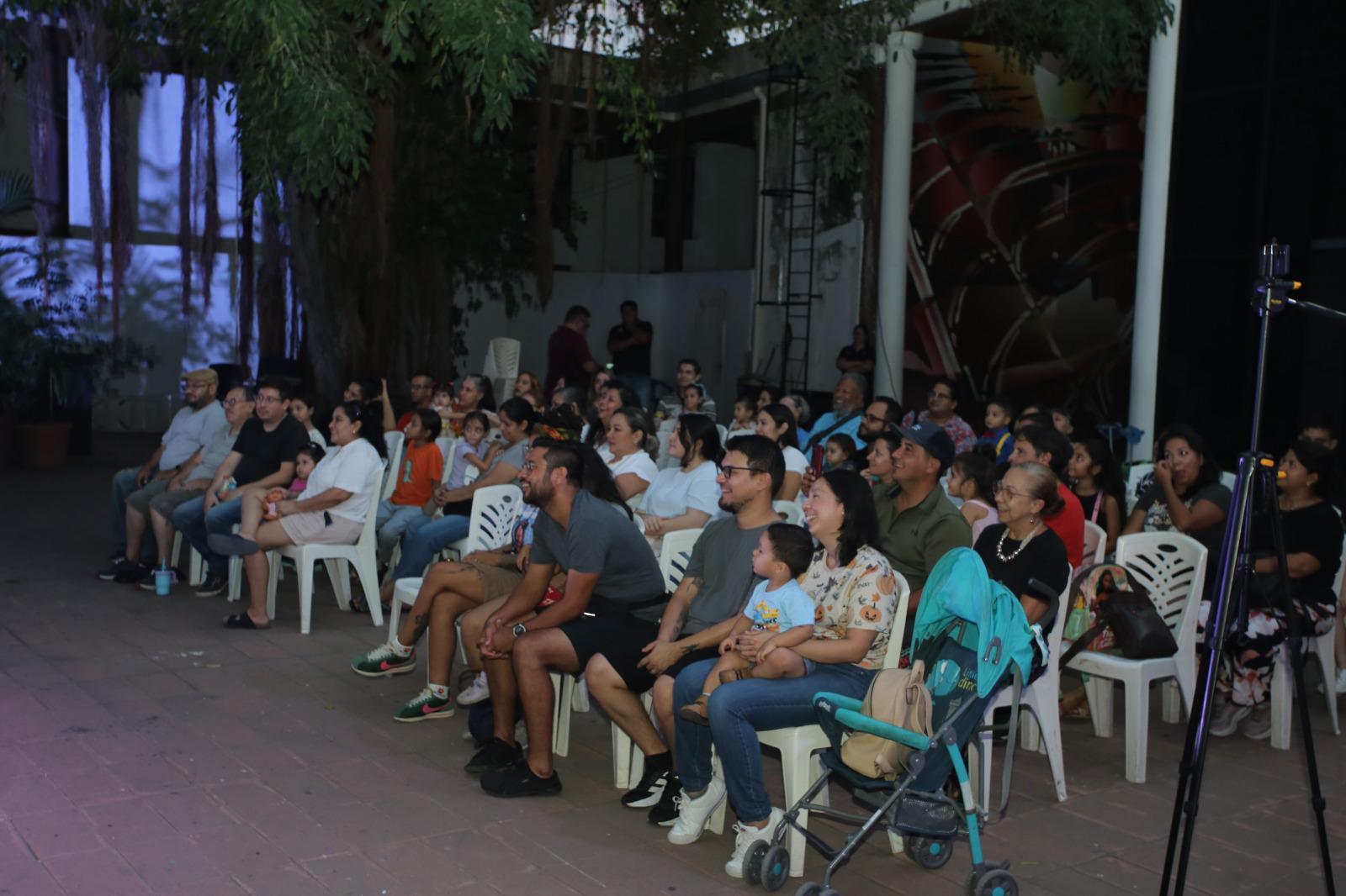 $!El público estuvo atento a la actuación del artista.