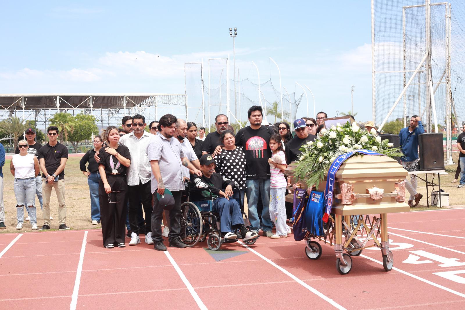 $!Dan paratletas mazatlecos y familares el último adiós a José Trinidad Serrano García