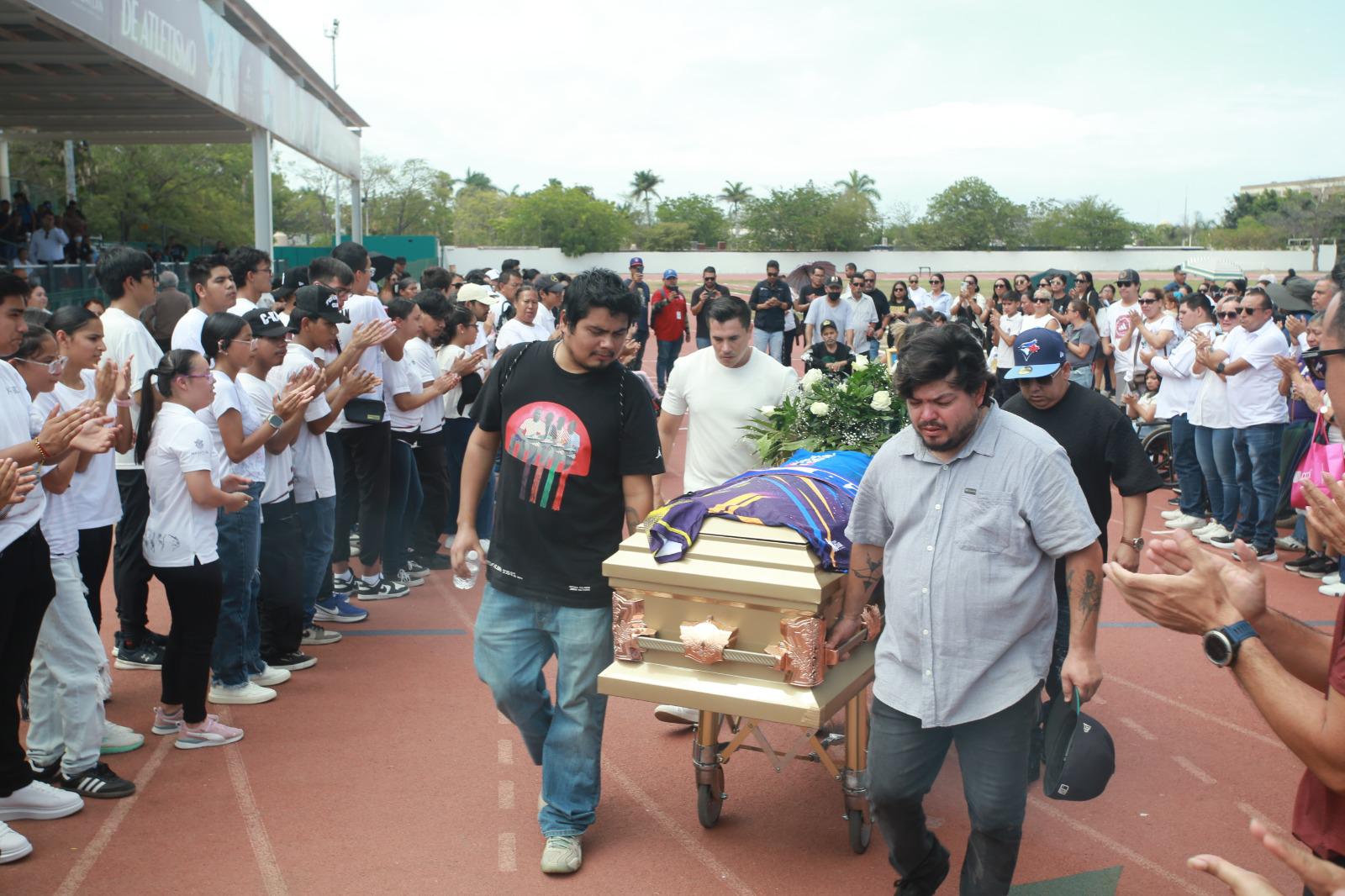 $!Dan paratletas mazatlecos y familares el último adiós a José Trinidad Serrano García