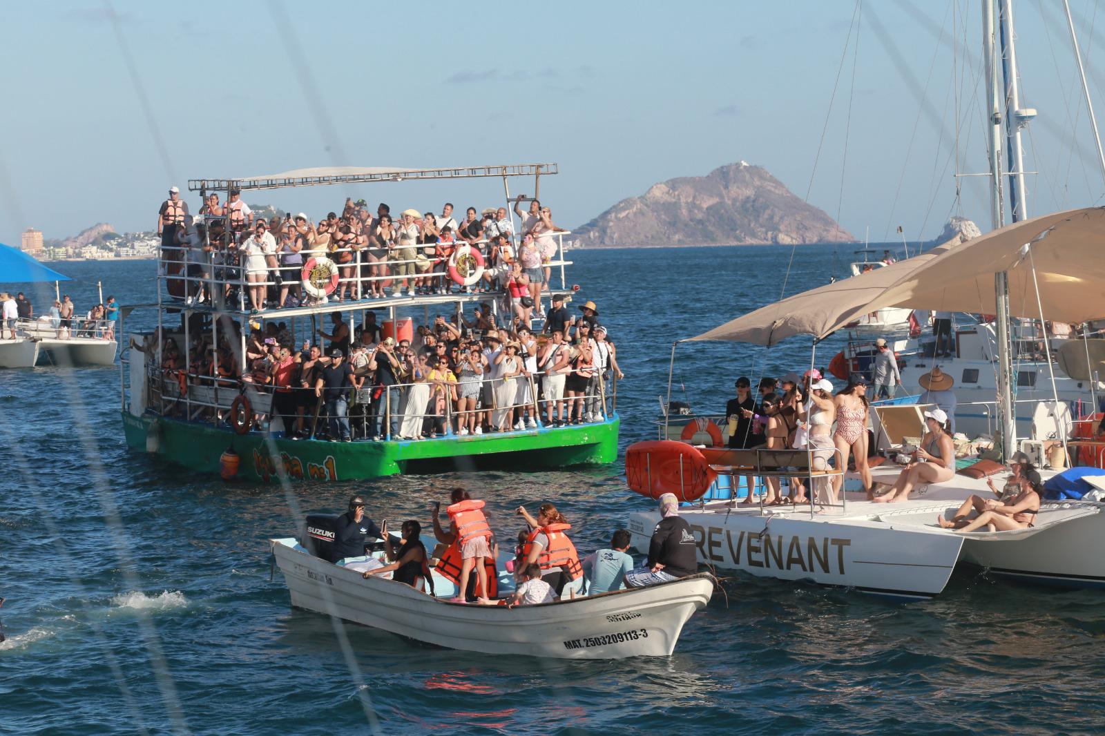 $!Más de 60 embarcaciones participaron en el “Concierto en el Mar”, una experiencia inédita encabezada por “El Flaco”.