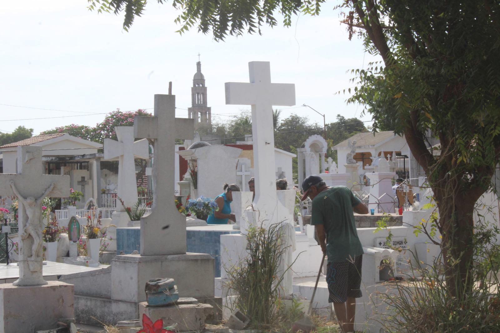 $!Entre flores, plegarias y veladoras, familias visitan a las mamás de Rosario que están en el cielo