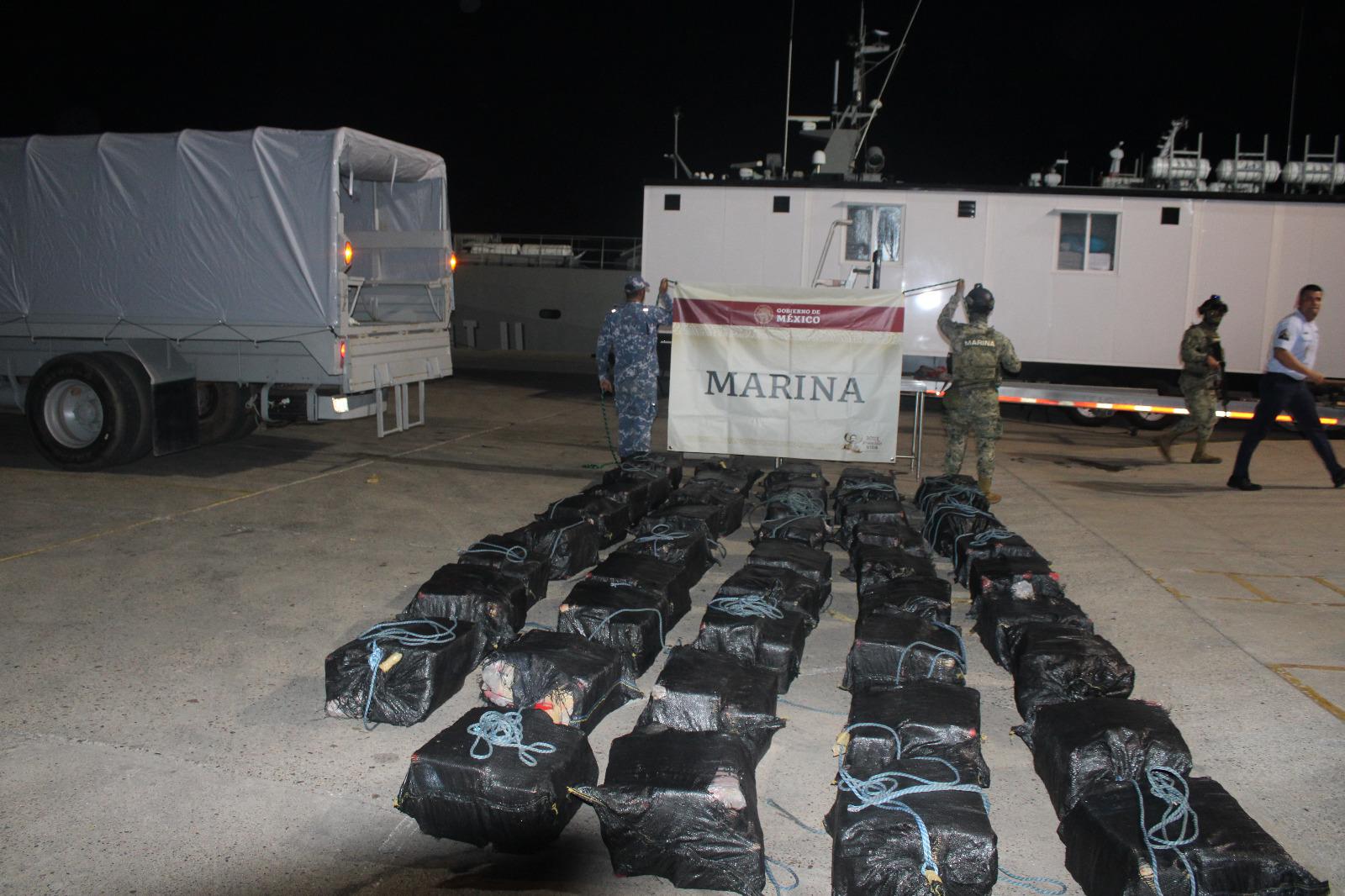 $!Aseguran paquetes con droga y otros materiales flotando en el mar, entre Nayarit y Sinaloa