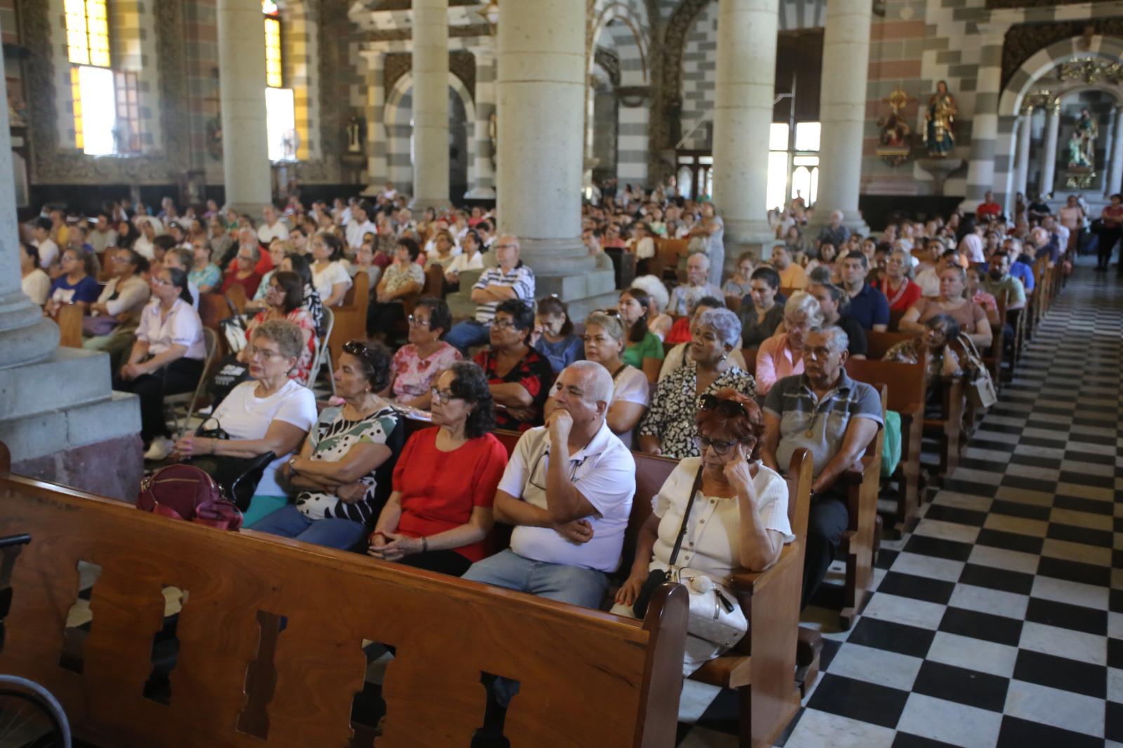 $!Renuevan sacerdotes de Mazatlán sus promesas de fe en la Misa Crismal