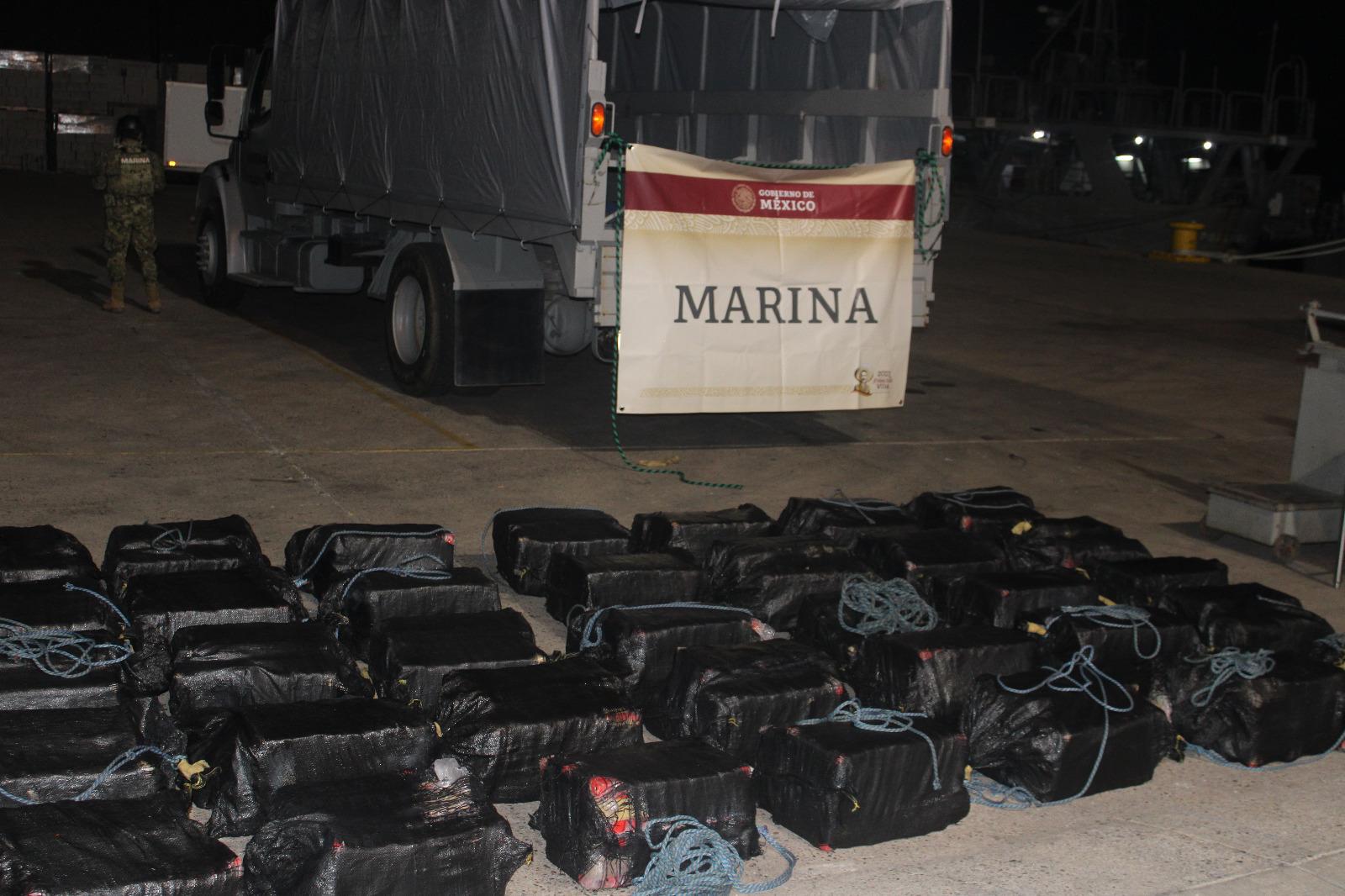 $!Aseguran paquetes con droga y otros materiales flotando en el mar, entre Nayarit y Sinaloa