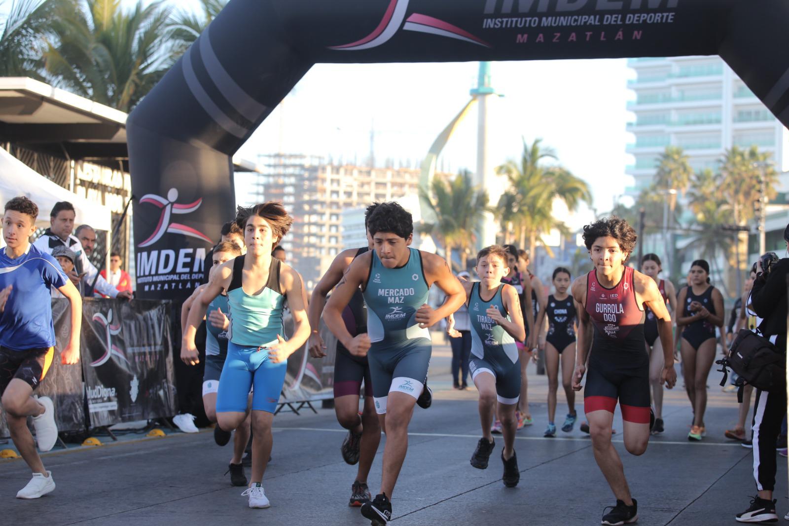 $!Atletas mazatlecos cumplen con etapa zonal de Acuatlón