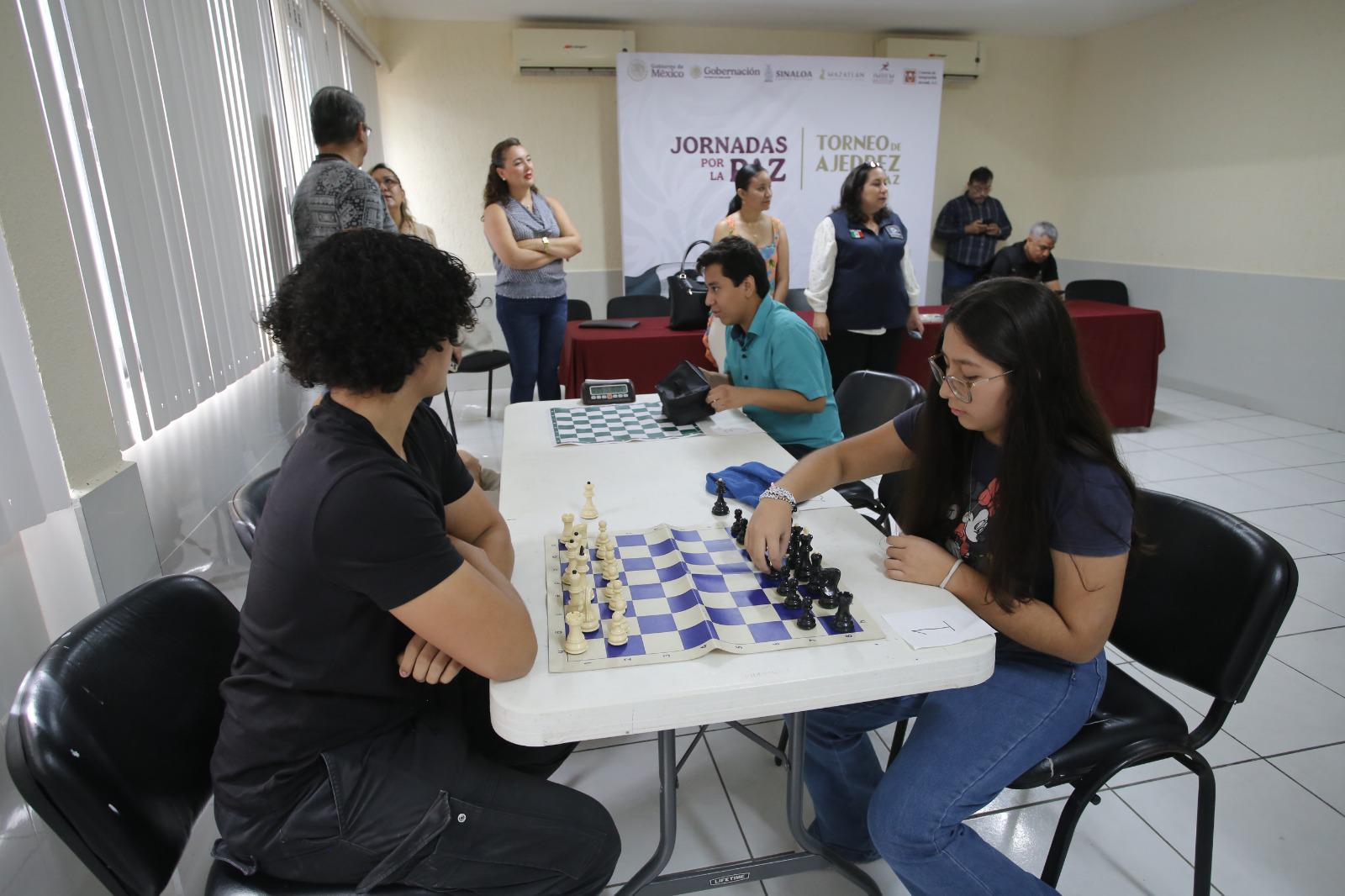 $!Ajedrecistas mueven las piezas en Torneo por la Paz