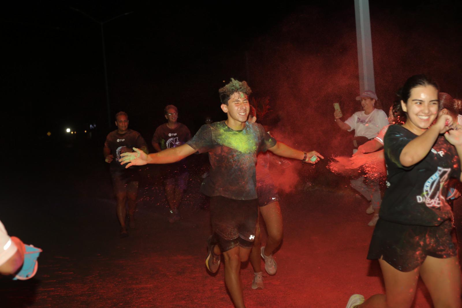 $!Mazatlecos y turistas disfrutan de fiesta de color en Carrera Neón TVP