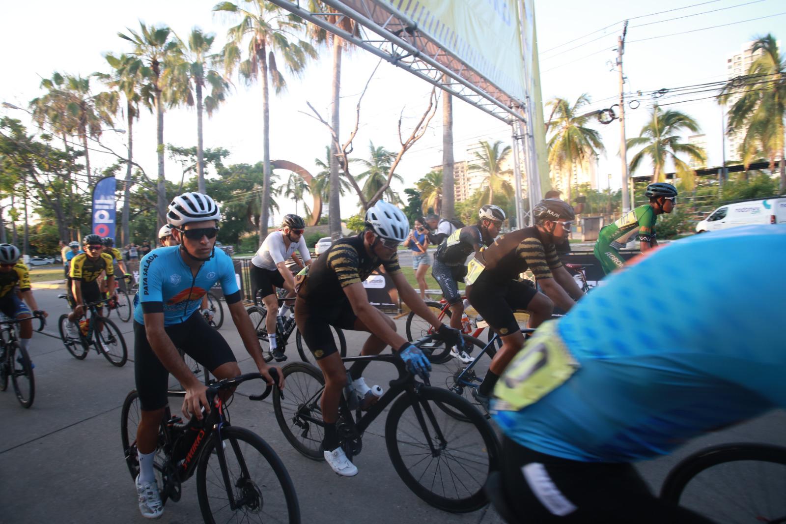 $!Parten ciclistas a conquistar la cumbre de Santa Rita