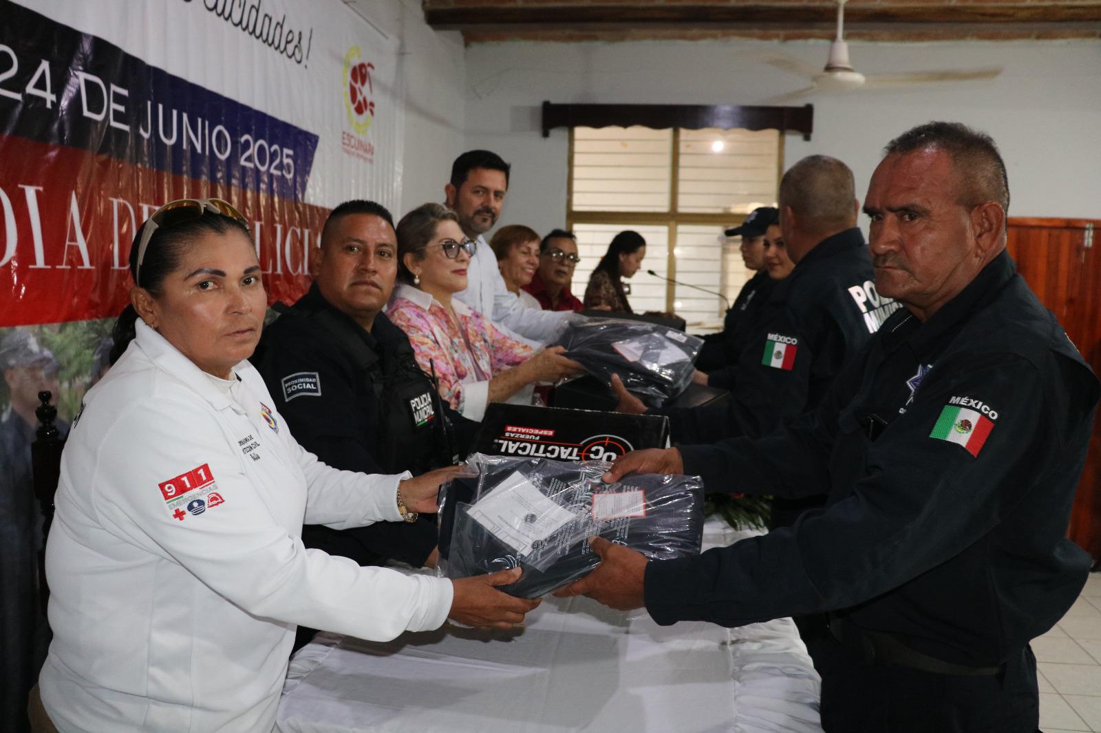 $!Celebran a policías de Escuinapa