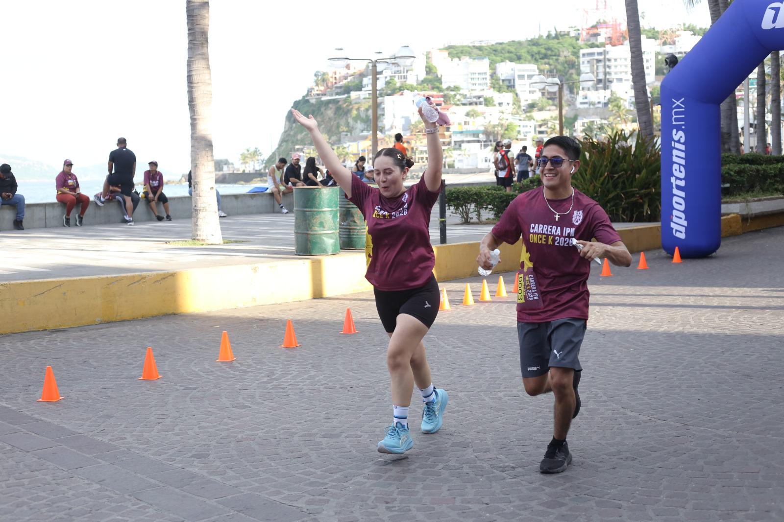 $!Javier Labrador y Ana Luisa Llorente conquistan la 15ª Carrera IPN OnceK 2026 en Olas Altas