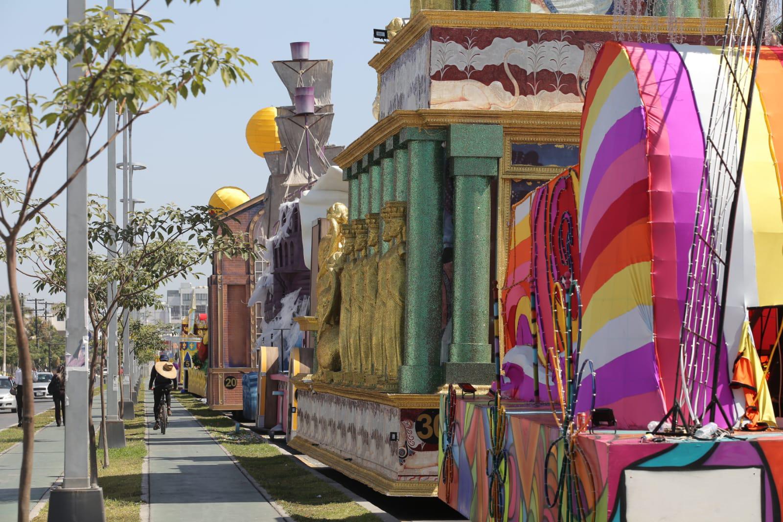 $!Carros alegóricos del Carnaval de Mazatlán permanecen en la Rafael Buelna y se alenta el tráfico en la zona