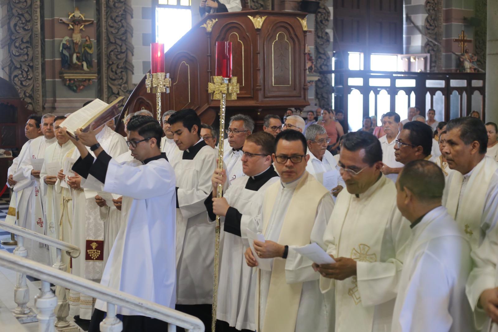 $!Renuevan sacerdotes de Mazatlán sus promesas de fe en la Misa Crismal