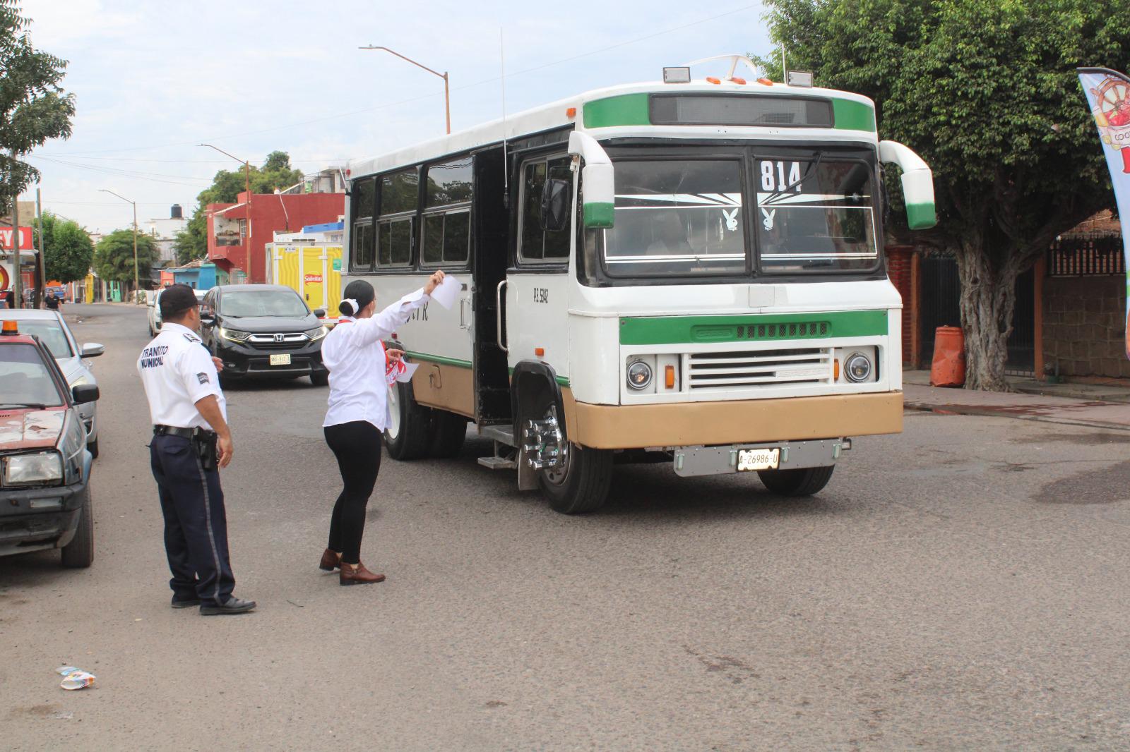 $!Instituciones de Rosario pegan calcas por la no violencia contra mujeres, niñas y adolescentes