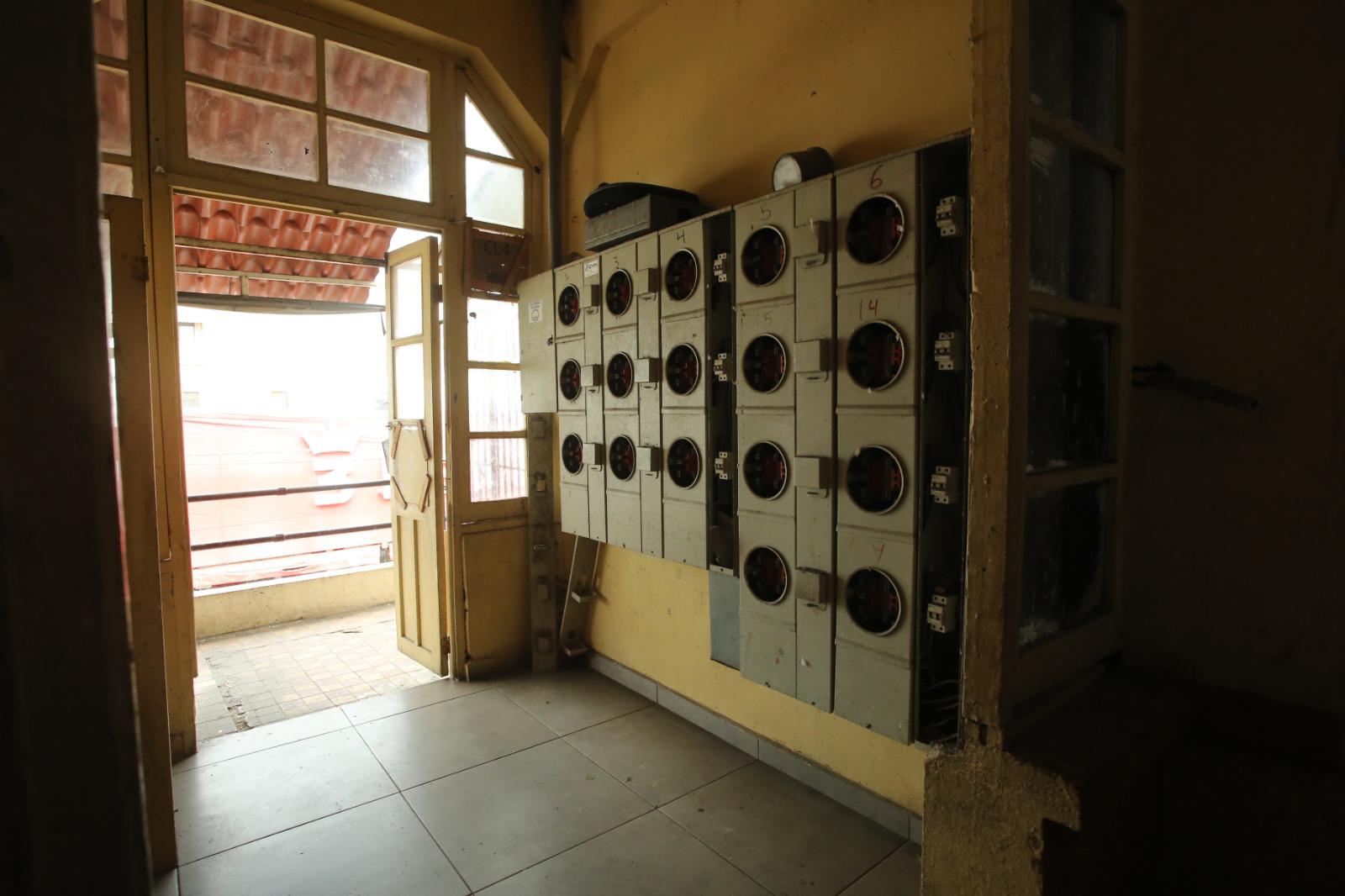 $!Ante cableado eléctrico riesgoso del Mercado Pino Suárez en Mazatlán, preocupa a los locatarios retrasos en rehabilitación