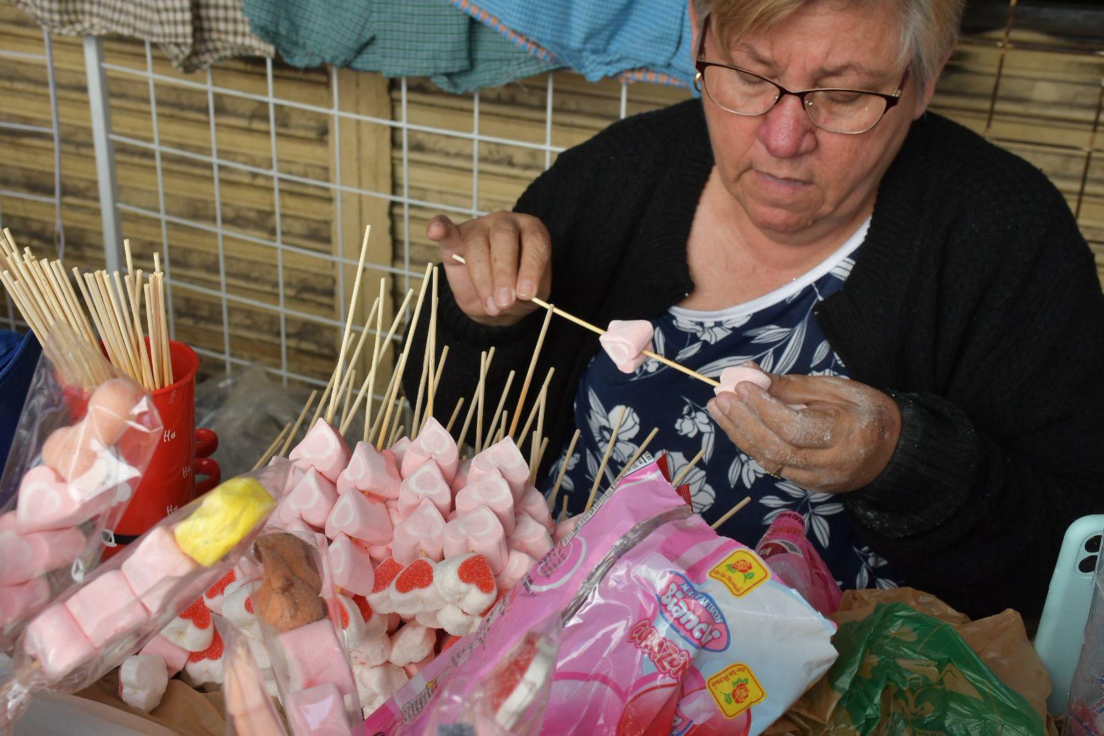 $!Comerciantes de Culiacán comienzan ventas de San Valentín pese a baja demanda