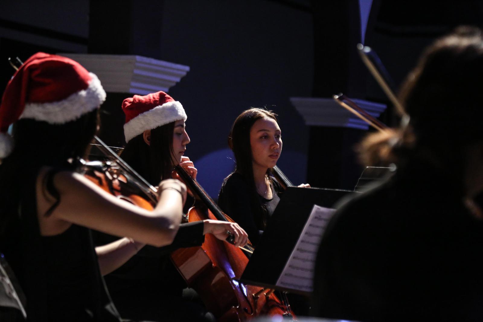 $!La Camerata de Cuerdas, a cargo del maestro Xavier Tortosa, hizo un recorrido por grandes obras.