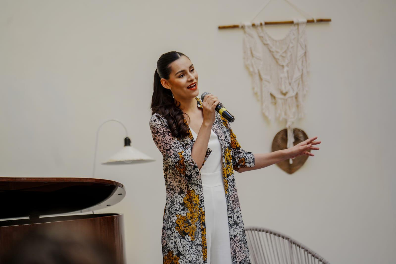 $!La maestra Ariadna Rosales cautivó a los asistentes con la sublime interpretación de canciones emblemáticas.