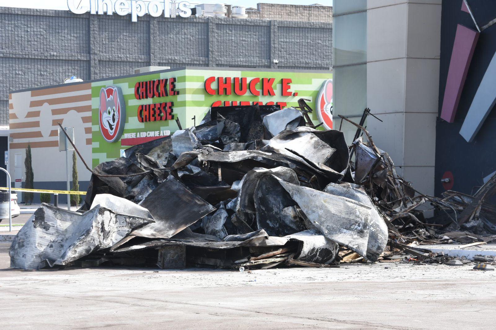 $!Resguarda plaza comercial en Culiacán escombros ennegrecidos por hollín y un olor a ceniza