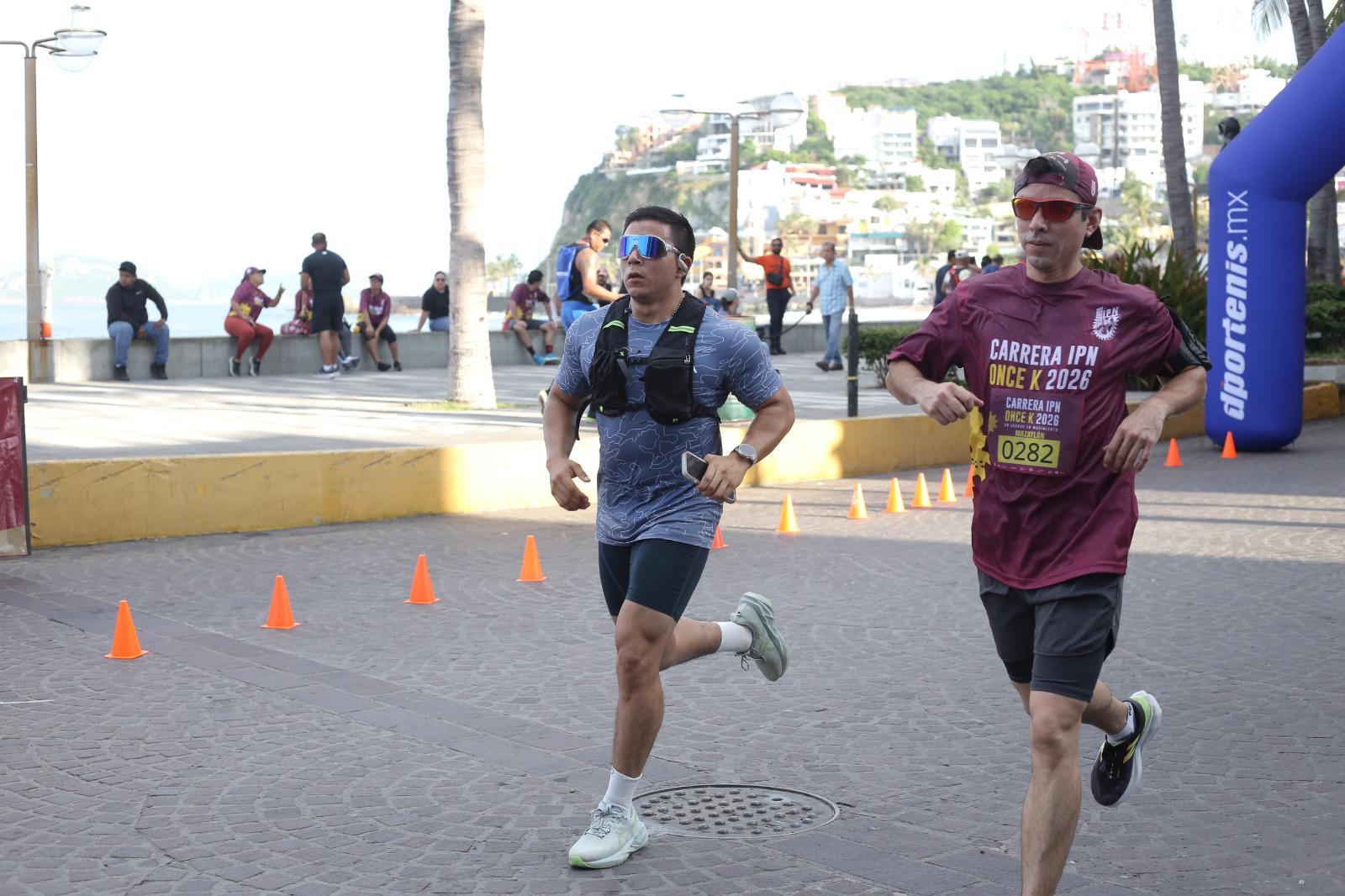 $!Javier Labrador y Ana Luisa Llorente conquistan la 15ª Carrera IPN OnceK 2026 en Olas Altas