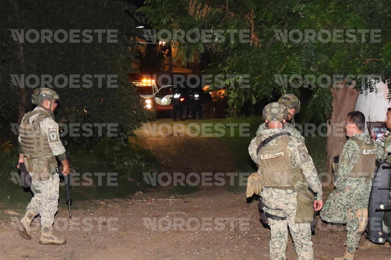 $!Ejército detiene vehículo con presuntos hombres armados en la colonia Lomas del Ébano, en Mazatlán