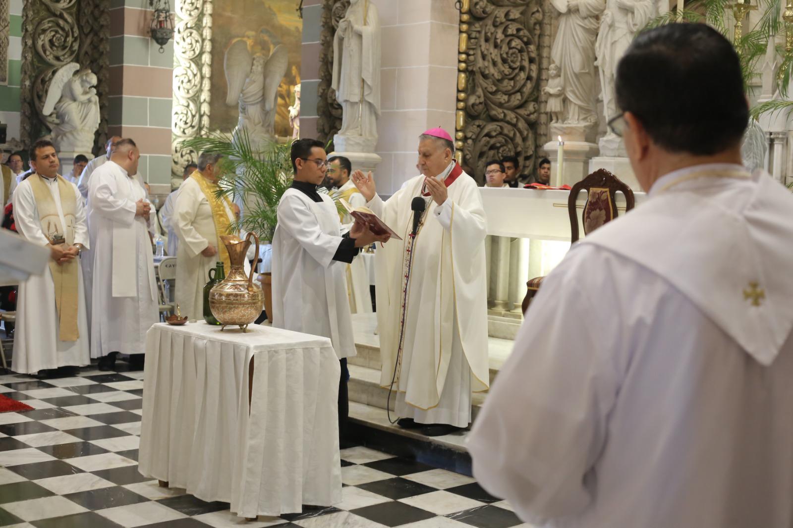 $!Renuevan sacerdotes de Mazatlán sus promesas de fe en la Misa Crismal