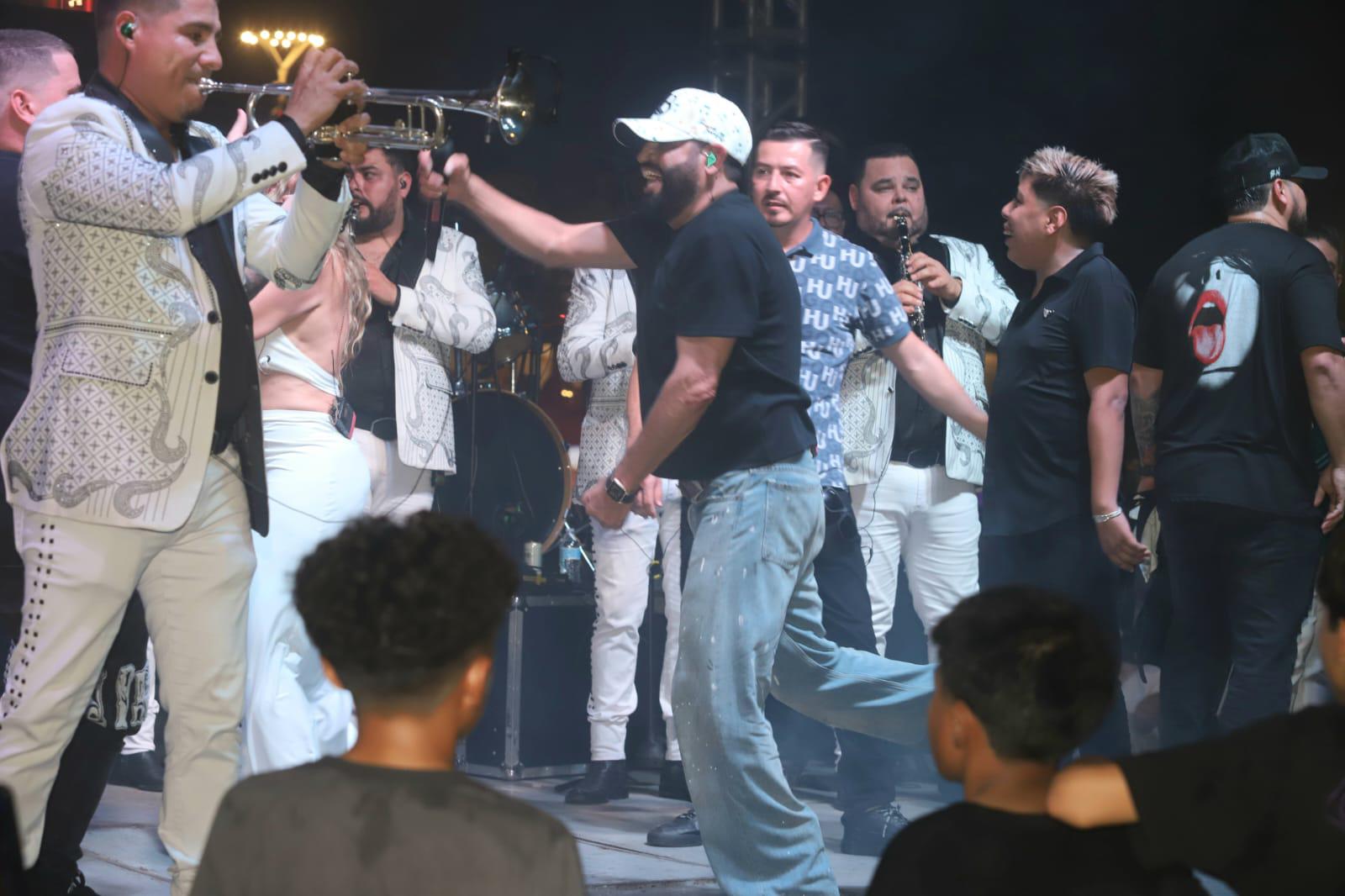 $!Pancho Barraza enamora a Mazatlán con concierto en el malecón