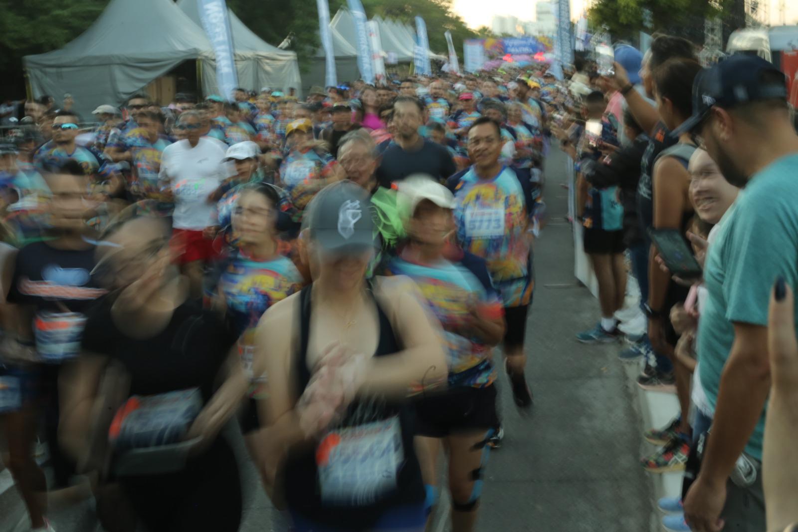 $!Corredores de todo el País toman salida de 10 kilómetros del Gran Maratón Mazatlán