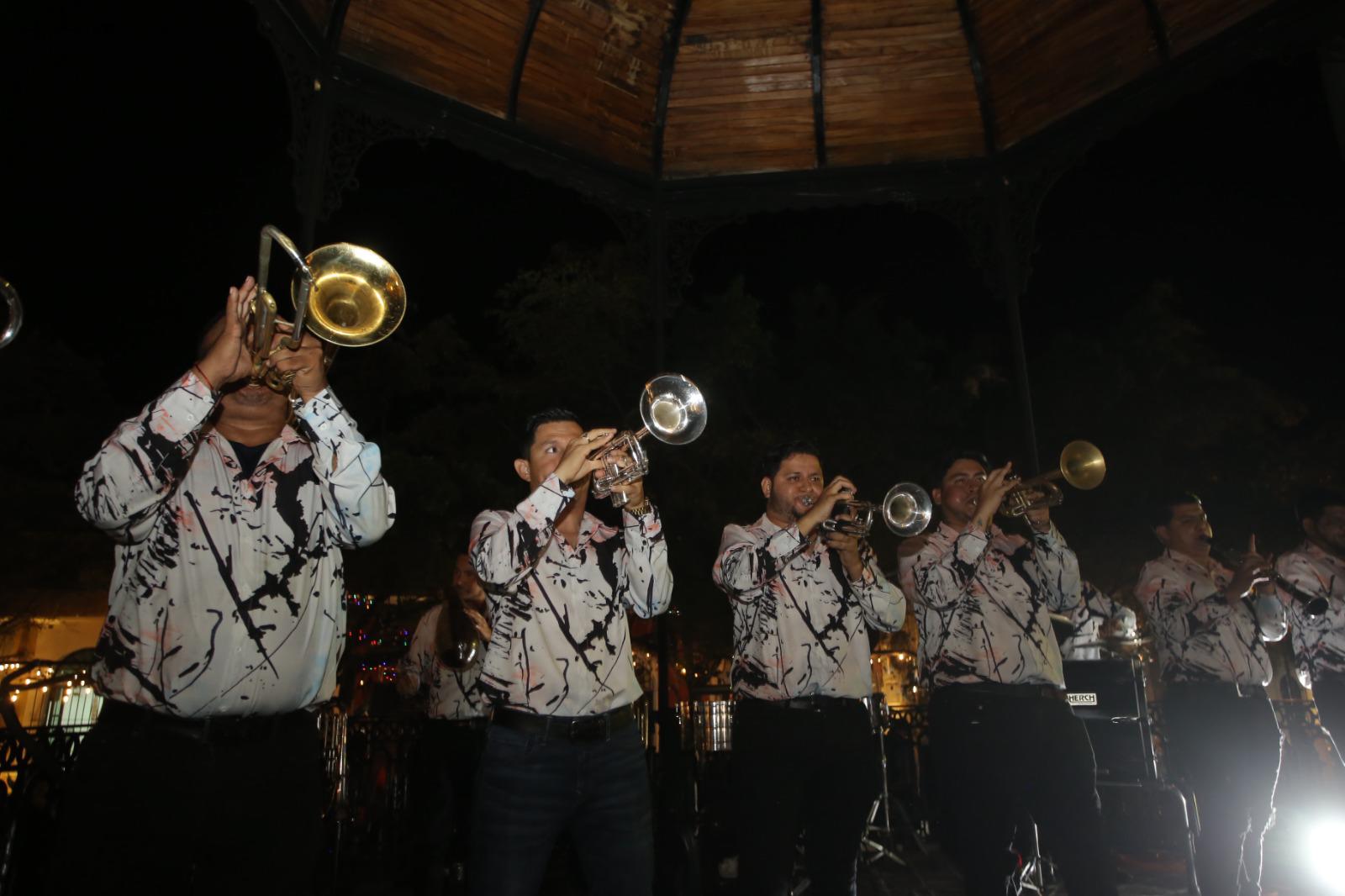 $!Bandas musicales animan la fiesta carnavalera en la Plazuela Machado