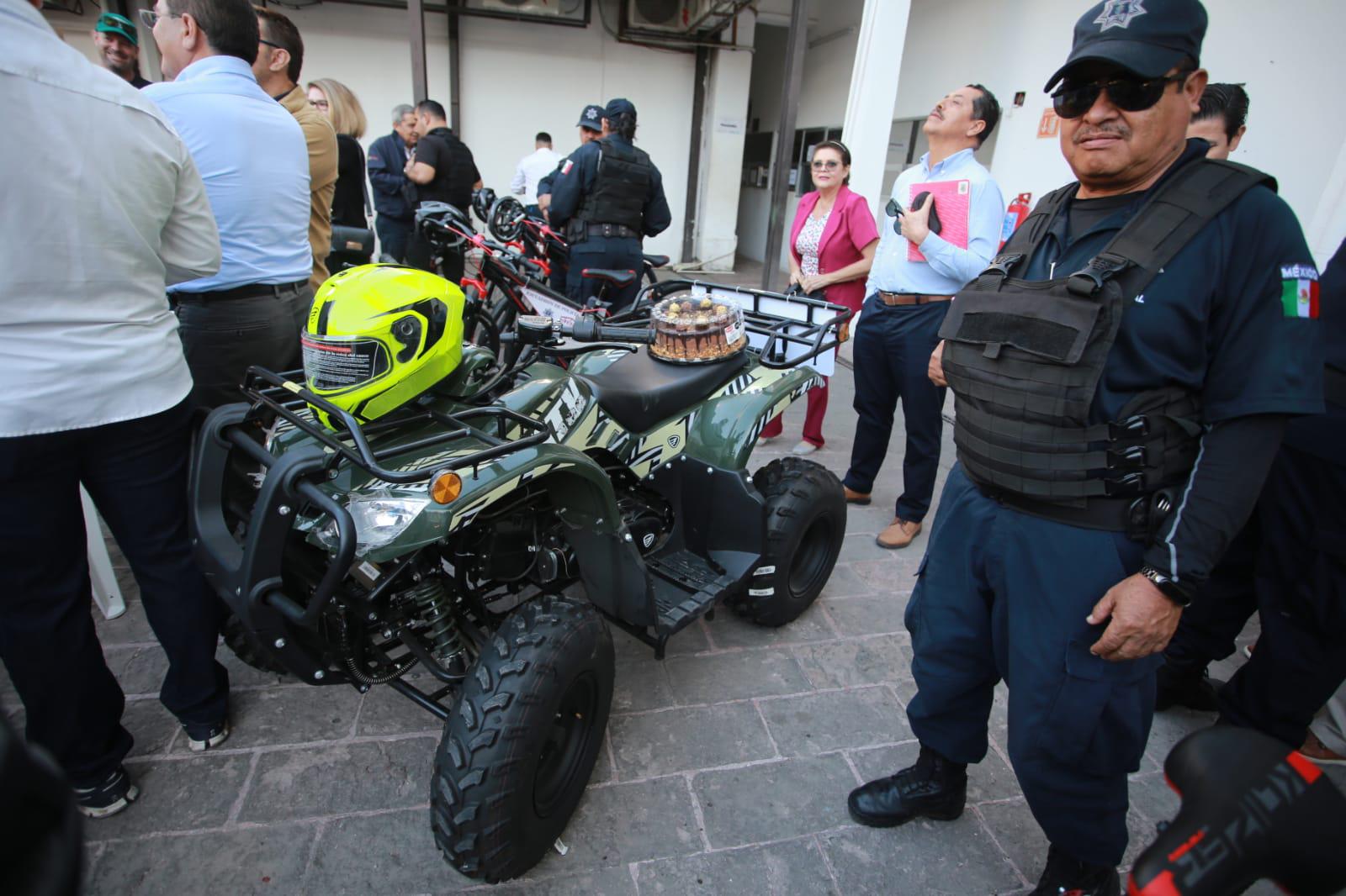 $!Donan empresarios de ‘Proyecto Centro Histórico’ herramientas para los policías
