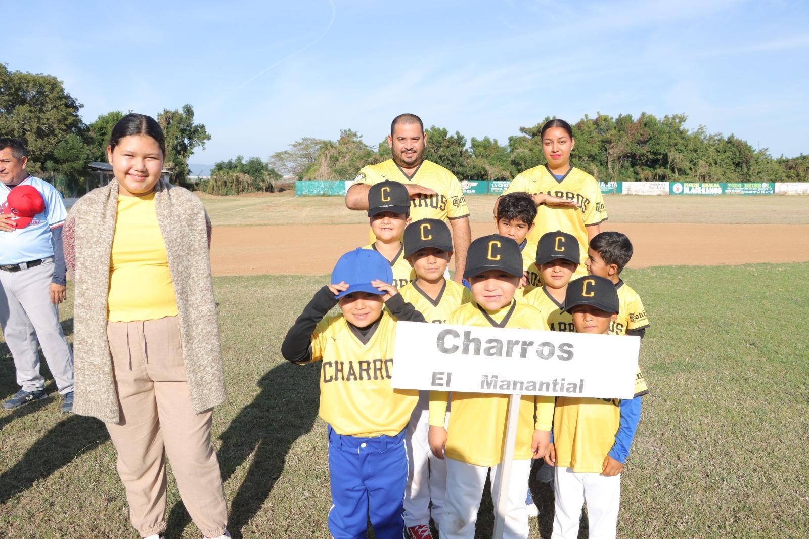 $!Club Deportivo Peli-kanos realizó su inaguración de la Temporada infantil 2025-2026, en honor a Antonio Mora Barrón