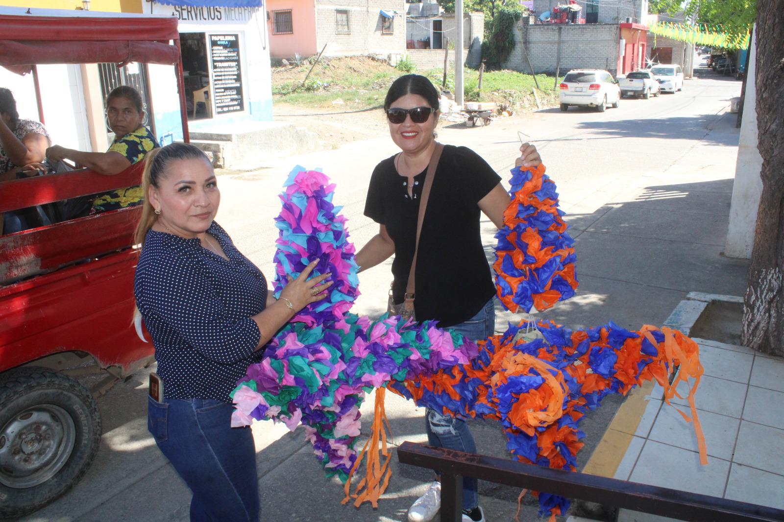 $!Servidores de la Nación en Rosario realizan piñatas para intercambiarlas por dulces