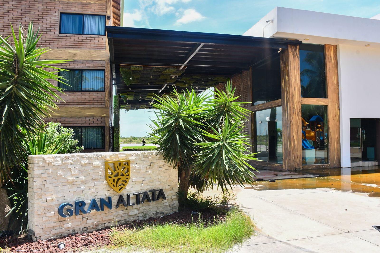 $!Los estragos del ataque armado en Altata: base sindical baleada y un hotel devastado por las llamas