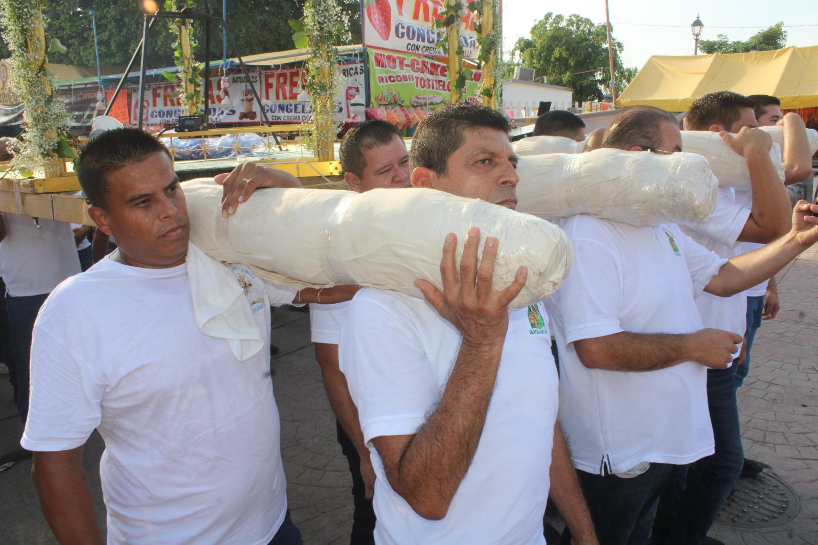 $!Realizan titánica labor cargadores y valla de jóvenes durante romería en la virgen del Rosario