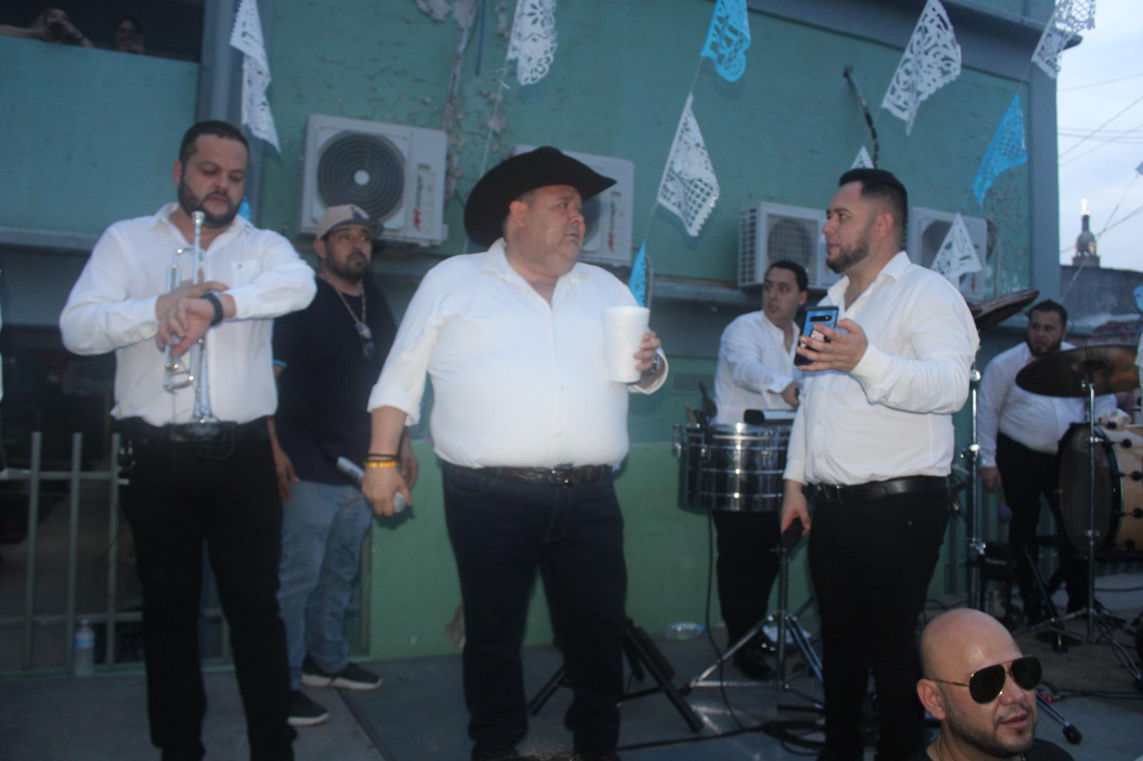 $!Le canta por primera vez ‘El Coyote’ a la Virgen del Rosario