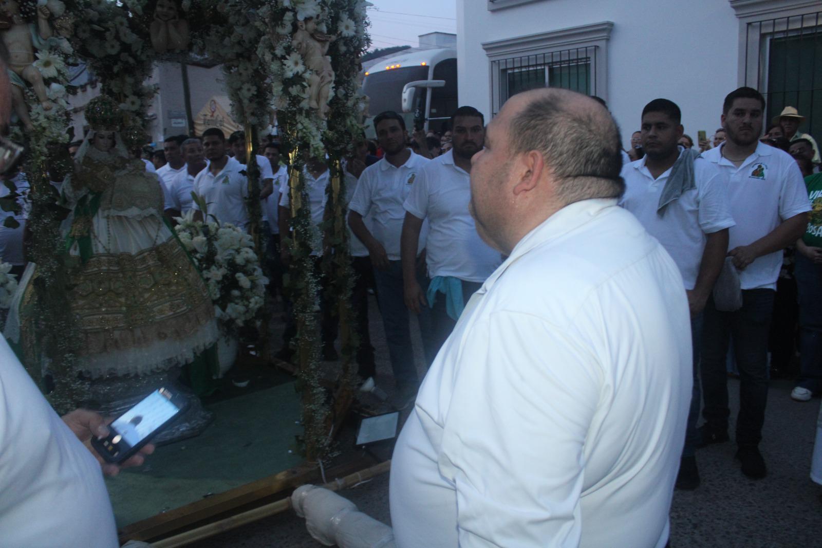 $!Le canta por primera vez ‘El Coyote’ a la Virgen del Rosario