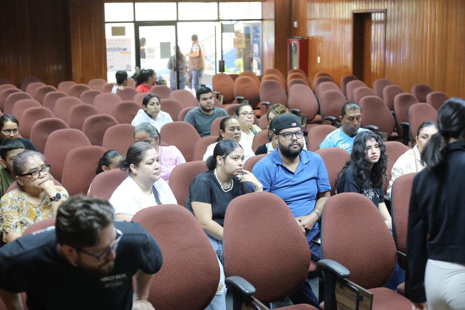 $!Participan mazatlecos en la nueva jornada intensiva de vacunación contras el sarampión