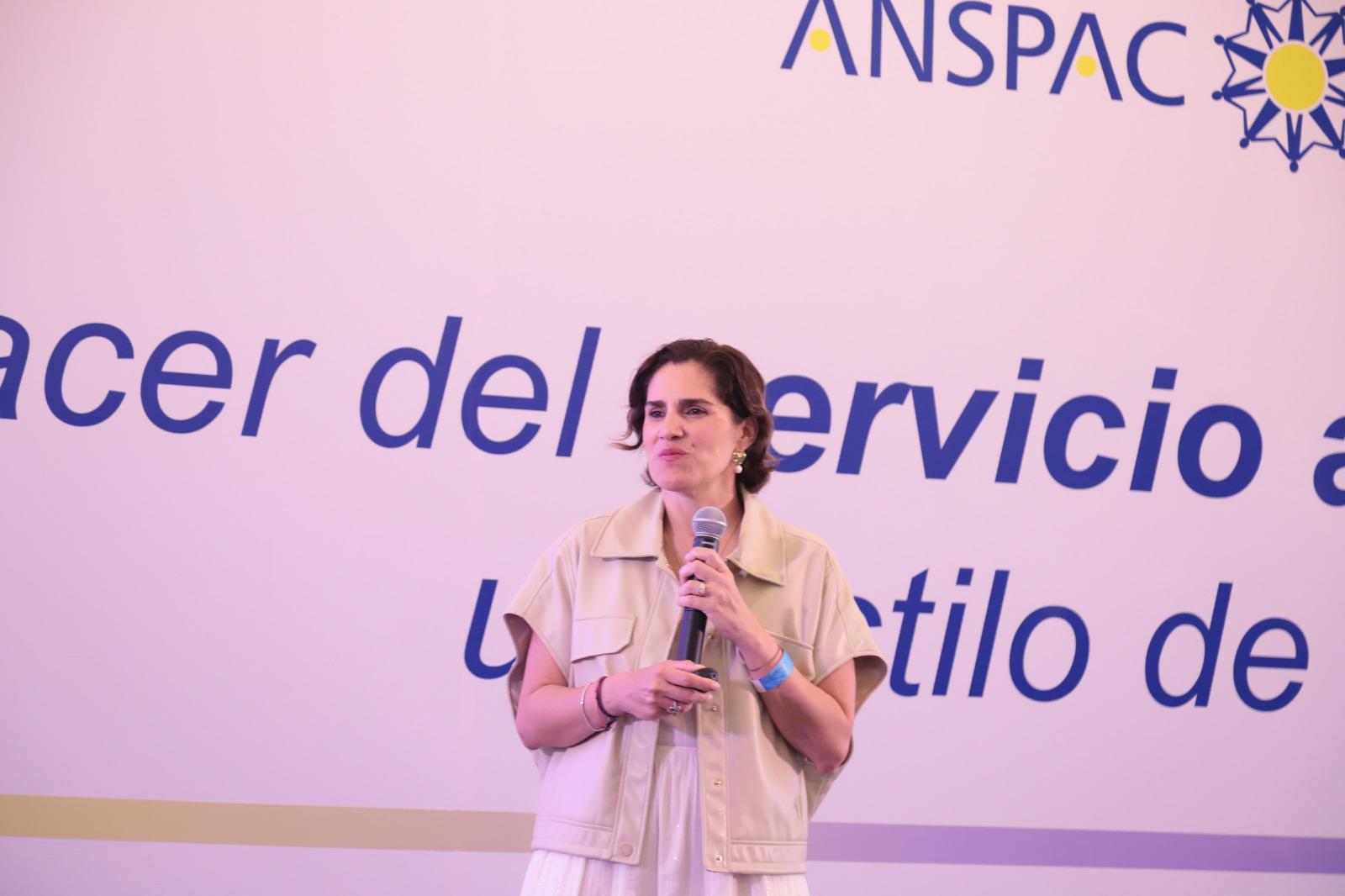 $!Lorena Guillé en su conferencia.